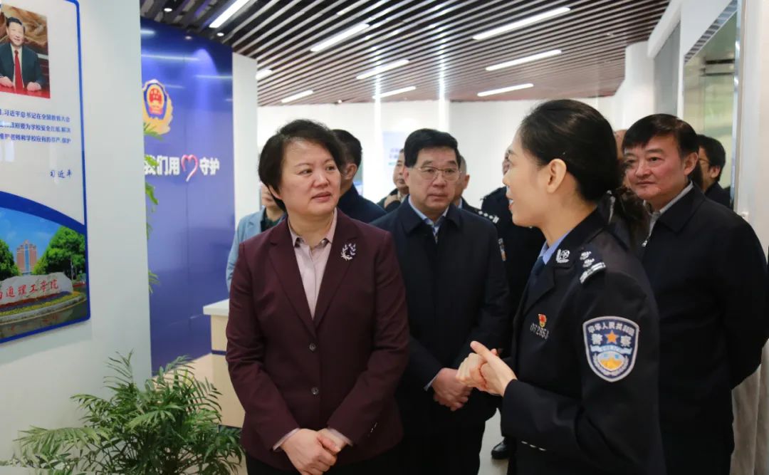 省委政法委副书记、一级巡视员周凤琴来南通调研